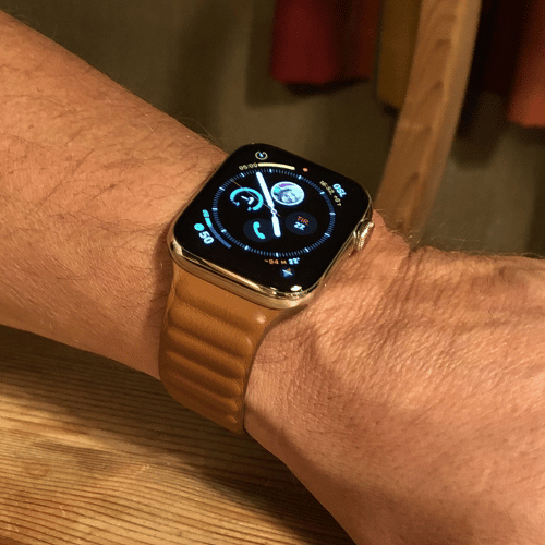 Apple Watch Leather Link-bandje om een pols, met te zien hoe het magnetische bandje zich omheen wikkelt